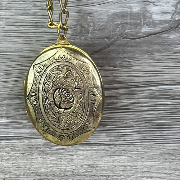 The Unbranded Brand Jewelry - Victorian Ornate Oval Photo Locket Embossed Floral Rose Vintage Gold Tone